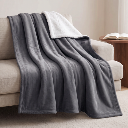Cheqo® Sherpa Fleece Deken - Sherpa Deken - Fleece Deken - Plaid - Woondeken - Knuffeldeken - Bankdeken - Deken voor Bank en Bed - Donkergrijs - Grijs - Zacht en Warm - Pluizig - Dubbelzijdig - Flanel - Sprei - Bedsprei - Tweepersoons - XXL - Hero Lifestyle