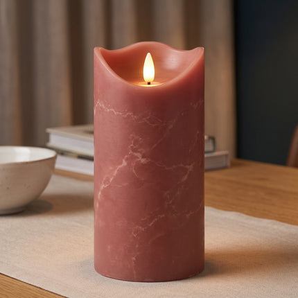 Cheqo® LED Kaars Roze 15 cm - Stompkaars met Bewegende Vlam - Vlamloze Nepkaars van Wax - Elektrische Sfeerkaars op Batterijen - Flikkerende Dansvlam - Realistische Sfeerverlichting voor Binnen - Tafeldecoratie voor Woonkamer en Slaapkamer - Hero Lifestyle (oude v0)