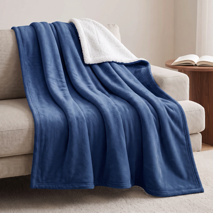 Cheqo® Sherpa Deken - Fleece Deken - Plaid - Woondeken - Bankdeken - Knuffeldeken - Sprei - Blauw - Dubbelzijdig - Extra Zacht en Warm - Pluizige Fleece Plaid voor Bank en Bed - voor Woonkamer - Winter - Tweepersoons - XXL Sofadeken - Hero Lifestyle