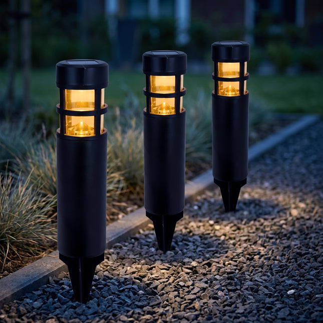 Cheqo® Solar Sokkellamp Set van 3 - Tuinlamp op Zonne-energie - Sokkelverlichting - Tuinbolderlamp - Solar Lampen Buiten - Borderverlichting met Grondspies - Amber Sfeerlicht - Verlichting zonder Stroom - Buitenverlichting - Solar Tuinlampjes - Hero Lifestyle