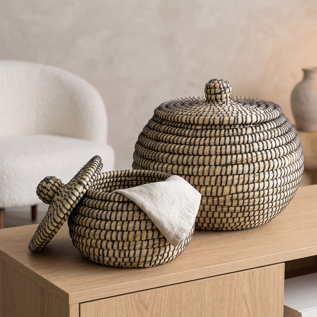 Cheqo® Opbergmand met Deksel Set van 2 - Decoratiemand - Gevlochten Mand - Rieten Mand - Zeegras Mand - Mand Rond - Opbergmandje - Pompoen Decoratie - Woondecoratie - Sfeerdecoratie - Plantenmand - Woonkamer Mand - Badkamer Mand - Naturel Zwart - Hero Lifestyle