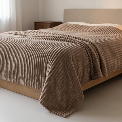 Cheqo® Fleece Deken - Plaid - Fleece Plaid met Ribstof - 2 Persoons Deken - Lits-Jumeaux Plaid - XL Deken - Bedsprei - Woondeken - Knuffeldeken - Bankdeken - Plaid voor Bank - Grand Foulard - Sprei - Taupe Plaid - Deken voor Bed - Fleece Blanket - Hero Lifestyle