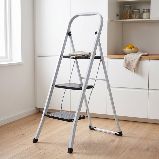 Cheqo® Huishoudtrap 3 Treden - Keukentrap Inklapbaar - Trapladder - Metalen Huishoudladder met Beugel - Keukentrapje - Opstapje - Vouwtrap - Huisladder - Trapje voor Thuis en Kantoor - Wit - Hero Lifestyle