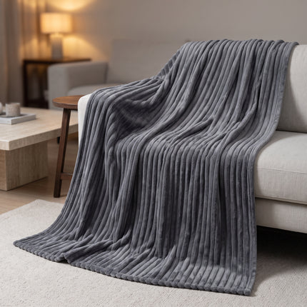 Cheqo® Fleece Deken - Plaid - Fleece Plaid met Ribstof - Woondeken - Knuffeldeken - Bankdeken - Plaid voor Bank - Grand Foulard - Sprei - Heerlijk Zacht en Warm - Antraciet Plaid - Grijze Plaid - Deken voor Bed en voor Woonkamer - Fleece Blanket - Hero Lifestyle