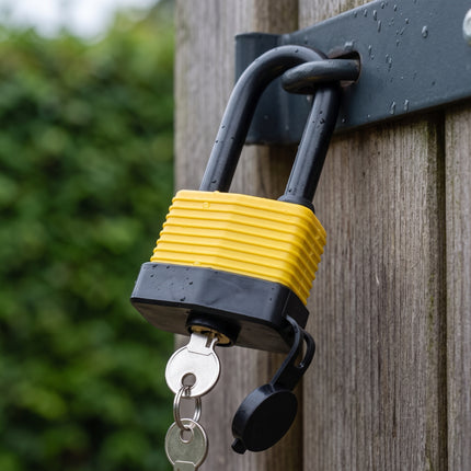 Cheqo® Hangslot met Sleutel - Weerbestendig Hangslot - Waterdicht Veiligheidsslot - Beugelslot met Lange Beugel - Hangsloten voor Buiten - Slot voor Schuur - Tuinpoort - Hek - Kluisje en Gereedschapskist - Zwart/Geel - Padlock - Hangslotje - Hero Lifestyle