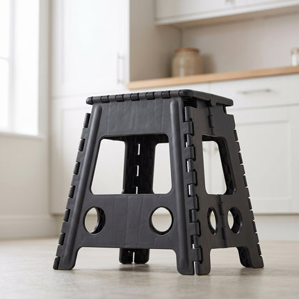 Cheqo® Opvouwbaar Krukje - Inklapbaar Krukje - Opstapkruk - Opstapje - Vouwkruk - Keukentrapje - Campingkruk voor Caravan en Camper - Badkamerkruk - Huishoudkrukje - Zwart - Antislip Kunststof Kruk met Handgreep - Opstapkrukje - Trapkrukje - Hero Lifestyle