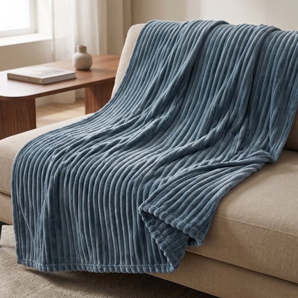 Cheqo® Fleece Deken - Plaid - Fleece Plaid met Ribstof - Woondeken - Knuffeldeken - Bankdeken - Plaid voor Bank - Grand Foulard - Sprei - Heerlijk Zacht en Warm - Petrol Plaid - Petrolblauwe Deken voor Bed en voor Woonkamer - Fleece Blanket - Hero Lifestyle