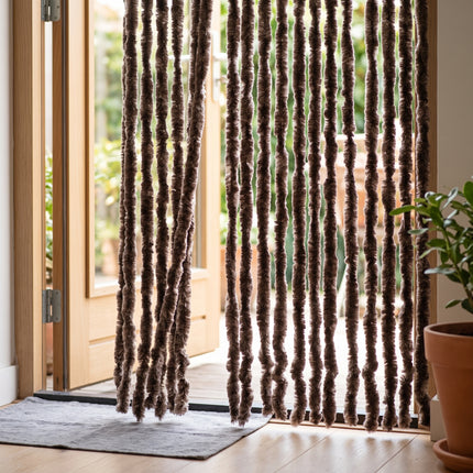 Cheqo® Vliegengordijn 90x210 cm Bruin - Insectengordijn - Deurgordijn - Kattenstaart - Horgordijn - Hordeur - Pluche Strengen - Chenille - Muggengordijn - Vliegenhor - Anti Insecten - voor Deur, Tuindeur, Balkondeur, Caravan en Camper - Hero Lifestyle