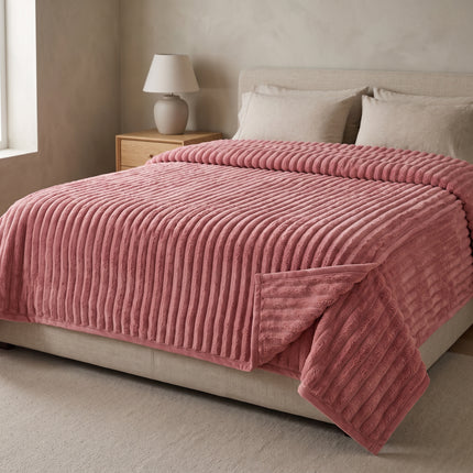 Cheqo® Fleece Deken - Plaid - Fleece Plaid met Ribstof - XXL Deken - 2 Persoons Deken - Lits-Jumeaux Plaid - Woondeken - Knuffeldeken - Bankdeken - Grand Foulard - Bedsprei - Sprei - Roze Plaid - Deken voor Bed en Woonkamer - Fleece Blanket - Hero Lifestyle
