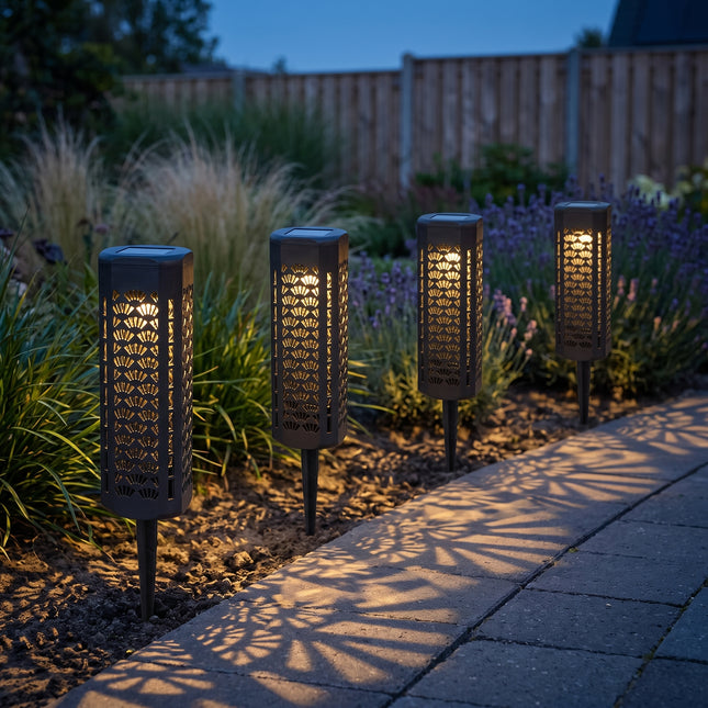 Cheqo® Solar Tuinverlichting - Tuinlampen Set van 4 - Tuinverlichting op Zonne-energie - Sfeerverlichting voor Buiten met Schaduweffect - Padverlichting - Prikspots met Grondspies - Buitenverlichting - Tuinlantaarn - Warm Wit LED Licht - Hero Lifestyle