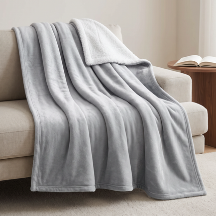 Cheqo® Fleece Deken - Sherpa Deken - Plaid - Knuffeldeken - Woondeken - Bankdeken - Licht Grijs - Dekentje en Sprei voor Bank en Bed - Deken voor Woonkamer - Winter - Extra Zacht en Warm - Pluizig - Tweezijdig - 2 Persoons - Fleecedeken - Hero Lifestyle