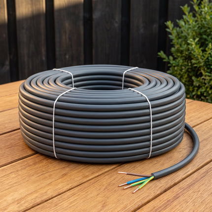 Cheqo® Buitenkabel 3 X 2.5 mm² 25 m - XMVK Kabel - Installatiekabel - Stroomkabel voor Buiten - Tuinkabel - Elektriciteitskabel - Elektrakabel - Bovengrondse Kabel voor Tuin en Terras - Tuinverlichting en Buitenstopcontact - Grijs - Hero Lifestyle (oude v0) - afgekeurd: 4 aders i.p.v. 3