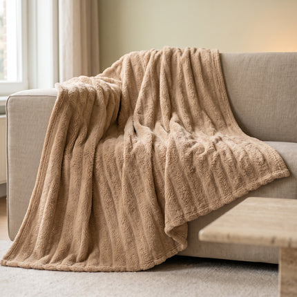 Cheqo® Fleece Deken - Plaid - Fleece Plaid met Ribstof - Woondeken - Knuffeldeken - Bankdeken - Plaid voor Bank - Grand Foulard - Sprei - Heerlijk Zacht en Warm - Camel Beige Plaid - Bruine Deken voor Bed en voor Woonkamer - Fleece Blanket - Hero Lifestyle