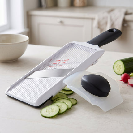 Cheqo® Mandoline - Groentesnijder - Handmandoline met Veiligheidshouder - Groenteschaaf - Keukenmandoline - Komkommerschaaf - Keukensnijder - Aardappelschaaf - Uiensnijder - Fruitsnijder - Snijhulp voor Groente en Fruit - Wit/Zwart - Hero Lifestyle