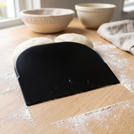 Cheqo® Deegschraper Zwart - Deegkrabber - Deegsnijder - Deegsteker - Deegspatel - Taart Schraper - Fondant Schraper - Keukenschraper - Bakgereedschap - Kom Schraper - Deegkaart - voor Brood en Pizza - Zuurdesem Accessoires - Dough Scraper - Hero Lifestyle