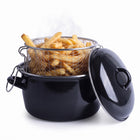 Cheqo® Frituurpan Emaille met Mandje - Friteuse met Inzet en Deksel - Frietpan - Oliebollenpan - Oliepan - Frituurmand - Geschikt voor Inductie en Gasfornuis - Frituren op het Fornuis - voor Friet en Snacks - voor Oud en Nieuw - Zwart - Hero Studio