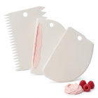 Cheqo® Deegschraper Set van 3 - Taartschraper voor Fondant en Glazuur - Deegkrabber - Deegsnijder - Spatel voor Taart en Cake - Taartkam voor Botercrème - Deegkaart - Cake Decoratieset - Garneergerei - Bakspullen - Wit - Hero Studio