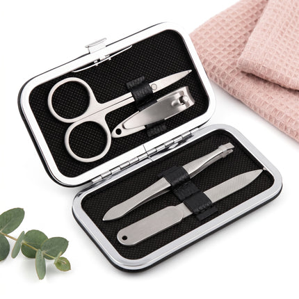 Cheqo® Manicureset 4-Delig in Etui Zwart - Nagelknipper - Pincet - Nagelvijl - Nagelschaar - Nagelset - Nagelverzorging - Pedicureset - Manicure Reisset - voor Dames en Heren - Cadeauset - Nageletui - Handverzorging - Hero Studio