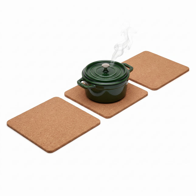 Cheqo® Kurken Pannenonderzetters Set van 3 - Onderzetters voor Pannen - Vierkante Kurken Onderzetters - Hittebestendig - Panonderzetter - Potstaantje - voor Ovenschalen en Kookpannen - voor Tafel en Aanrecht - Keukenbenodigdheden - Naturel - Hero Studio