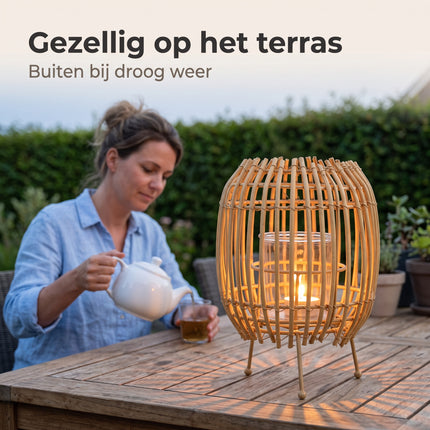 Cheqo® Rattan Look Lantaarn - Rotan Look Windlicht voor Kaarsen - Kaarsenhouder op Pootjes - Waxinelichthouder - Ronde Lantaarn voor Binnen en Buiten - Tafeldecoratie voor Woonkamer en Tuin - Boho Decoratie - Beige of Zwart Assorti - Lifestyle