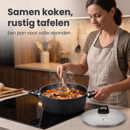 Cheqo® Braadpan met Deksel - Kookpan - Stoofpan - Soeppan - Braadpan Inductie - Hapjespan - Stoofpot - Pan met Glazen Deksel - Braadpan Antiaanbaklaag - Braadpan Granietcoating - Braadpan Zwart - Braadpan voor Alle Warmtebronnen - Stamppotpan - Lifestyle