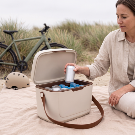 Cheqo® Koelbox 12 Liter - Kleine Koelbox met Schouderband - Draagbare Koelbox zonder Stroom - Passieve Koelbox en Koelkist voor Camping - Koelbox voor Strand en Picknick - Koelbox voor Festival en Auto - Frigobox - Retro Koelbox Taupe - Lifestyle