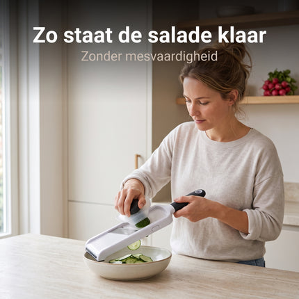 Cheqo® Mandoline - Groentesnijder - Handmandoline met Veiligheidshouder - Groenteschaaf - Keukenmandoline - Komkommerschaaf - Keukensnijder - Aardappelschaaf - Uiensnijder - Fruitsnijder - Snijhulp voor Groente en Fruit - Wit/Zwart - Lifestyle