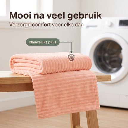 Cheqo® Fleece Deken - Plaid - Fleece Plaid met Ribstof - Woondeken - Knuffeldeken - Bankdeken - Plaid voor Bank - Grand Foulard - Sprei - Heerlijk Zacht en Warm - Oranje Plaid - Deken voor Bed en voor Woonkamer - Fleece Blanket - Bezwaarkiller