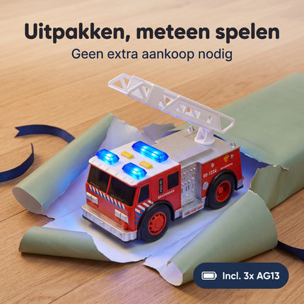 Cheqo® Brandweer Ladderwagen met Licht en Geluid - Brandweerwagen met Sirene en Zwaailichten - Speelgoedvoertuig met Beweegbare Ladder - 112 Speelgoed voor Jongens en Meisjes Vanaf 3 Jaar - Cadeau voor Sinterklaas en Kerst - Bezwaarkiller