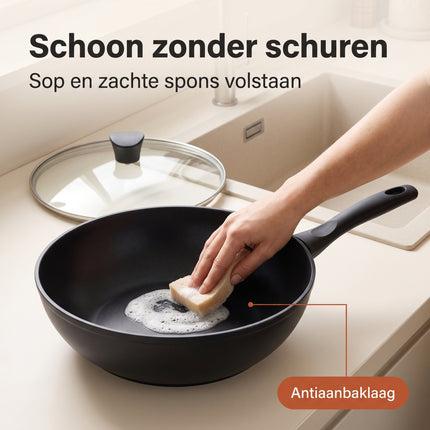 Cheqo® Wokpan met Glazen Deksel - Wok - Wokpan Inductie - Wokpan met Anti-aanbaklaag - Wadjan - Wokpan Zwart - Wokpan voor Alle Warmtebronnen - Wokpan voor Gasfornuis en Keramische Kookplaat - Roerbakpan - Hapjespan - Wokpan Antikleeflaag - Bezwaarkiller