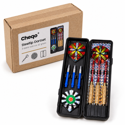 infographic opus55 niet geselecteerd (fout: On the white label, replace the small product photo at the right: it must not show the case with the darts inside it (that copies a supplier photo). Instead print there a small photo of the three darts with red shafts and red-yellow starburst flights fanned out diagonally, exactly as they lie in the foreground of the last attached image (the approved main photo). Keep the carton, the tape, the label size and position, all label text, the brass line, th