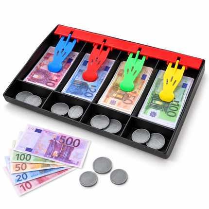 infographic opus55 niet geselecteerd (fout: Remove the three loose silver coins lying on the white surface in front of the tray, so that exactly eight coins remain in the whole image (the two in each of the four front compartments). Keep the loose fan of notes, the tray, the clips, the notes in the tray, the white background and the shadows exactly as they are.) - Cheqo® Euro Speelgeld met Kassalade