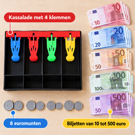 infographic opus55 niet geselecteerd (fout: On the top note of the purple stack at the lower right, the small number printed in its lower-left corner reads 50: change it to 500, the same value as the large number on that note. Keep everything else exactly as it is: the tray with its four clips, the eight coins, the other four stacks of notes, the three labels and the wooden background.) - Cheqo® Euro Speelgeld met Kassalade