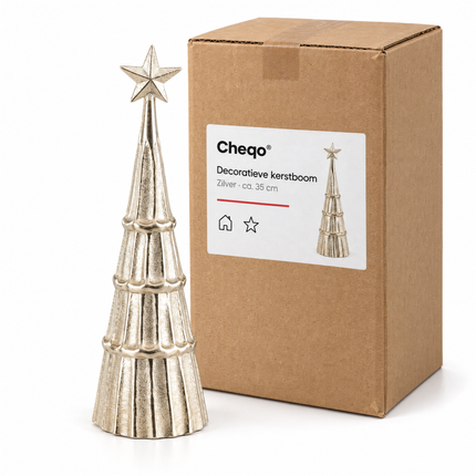 infographic opus55 niet geselecteerd (fout: Colour correction of the tree only: the standing tree in front of the carton and the small tree photo on the label are rendered too warm, champagne-gold. Make their metal a cool, neutral, bright silver exactly like the reference photo (light silver-grey with white highlights, no yellow or gold cast). Keep the tree's shape, four tiers, ribs, texture and star, the carton, the tape, the label with all its text and icons, the light and the white background