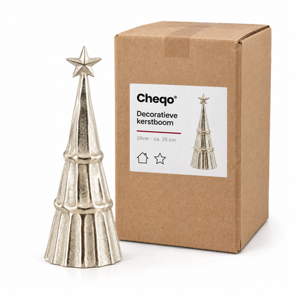 infographic opus55 niet geselecteerd (fout: Colour correction of the tree only: the standing tree in front of the carton and the small tree photo on the label are rendered too warm, champagne-gold. Make their metal a cool, neutral, bright silver exactly like the reference photo (light silver-grey with white highlights, no yellow or gold cast). Keep the tree's shape, three tiers, ribs, texture and star, the carton, the tape, the label with all its text and icons, the light and the white backgroun