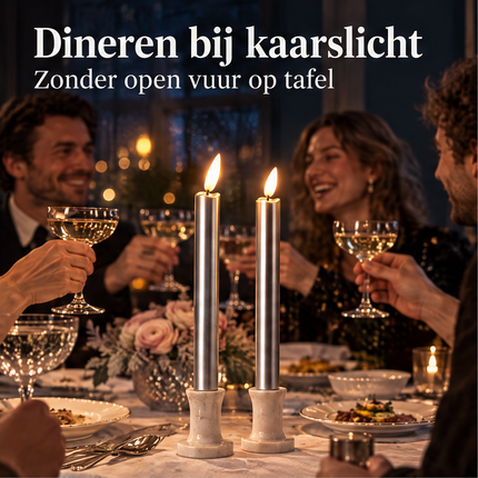infographic opus55 niet geselecteerd (fout: Remove the small glass votive holder with the burning tealight on the right side of the table (just right of the white bowl, in front of the man on the right edge). Fill that spot with the same white linen tablecloth and a plain crystal water glass, so that the two silver LED candles in the marble holders are the only candles and the only flames anywhere in the image. Keep everything else exactly the same: the headline, subline, people, glasses, flower
