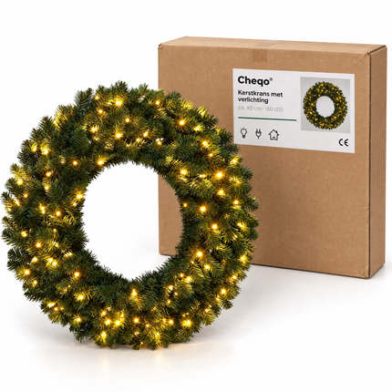 infographic opus55 niet geselecteerd (fout: On the white paper label, the small product photo at the right is a copy of the supplier photo (the wreath on a plain light grey background). Replace ONLY that small photo with a small photo of the glowing wreath hanging on a raw dark-red brick wall above an oak mantel beam, taken from the last attached image (the approved main photo). Keep the label size and position, all label text, the three small line icons, the CE mark, the accent line, the kraft 