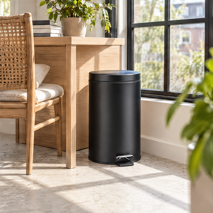 infographic opus55 niet geselecteerd (fout: The black pedal bin is drawn too large; it is only about 40 cm tall. Shrink the bin so the top of its lid sits clearly lower than the seat cushion of the woven chair and at only about half the height of the desk top. It keeps standing on the floor in the same spot beside the desk leg, with the same matte black look, chrome pedal with black foot plate, light and window shadows. Everything else in the image stays exactly the same.) - Cheqo® Pedaalemmer 1
