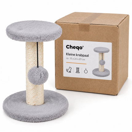infographic opus55 niet geselecteerd (fout: On the white paper label, the small product photo at the right is a copy of the supplier studio photo (the post alone, straight from the front). Replace ONLY that small photo with a small photo taken from the last attached image (the approved main photo): the scratching post with the small ginger-and-white kitten sitting beside it batting the ball, on white. Keep the label size and position, all label text, the three small line icons, the accent line, 