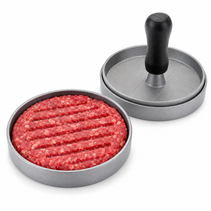 infographic opus55 niet geselecteerd (fout: There must be only ONE base mould in the image: the one at the front-left that holds the raw patty. The object at the right is the PRESS PLATE ON ITS OWN: remove the wider outer ring underneath it (that is a second base mould and must disappear completely). The press plate is a single thick round disc: its smooth top face with a slightly raised edge, the grey cone neck and the black handle pointing straight up, and below the top edge ONE straight, matt