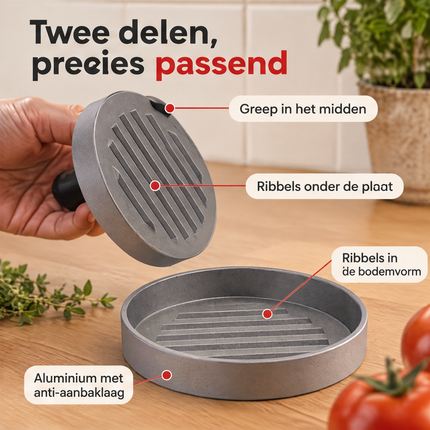 infographic opus55 niet geselecteerd (fout: Two corrections only. (1) The headline must read exactly: Twee delen, precies passend. The second word is precies, spelled p-r-e-c-i-e-s with a normal letter c; keep the same font, size, colours (passend stays red) and position. (2) The press plate has no notch, hole or black part at its rim: at the top of the tilted plate, replace the small black shape on the rim with the continuous, unbroken smooth grey rim, and move the red end dot of the hairline c