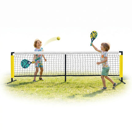 Cheqo padelset met net, twee kinderen spelen padel op het gras hero