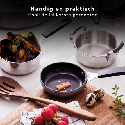 Cheqo® Kookpan met Siliconen Deksel - Ø 16 x H 7,5 cm - 1,5 liter - Dubbel afgietsysteem - Voor Alle Warmtebronnen - Inductie - Stay Cool Handvatten - Gelijkmatige Warmteverdeling - RVS - Lange Levensduur - Vaatwasserbestendig Kookpannen